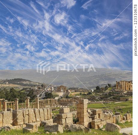 Roman ruins (against the background of a beautiful sky with clouds) in the Jordanian city of Jerash (Gerasa of Antiquity), capital and largest city of Jerash Governorate, Jordan 123310678