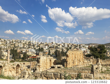 Roman ruins (against the background of a beautiful sky with clouds) in the Jordanian city of Jerash (Gerasa of Antiquity), capital and largest city of Jerash Governorate, Jordan 123310682