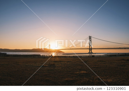 [Azur Maiko Beach] Akashi Kaikyo Bridge and a beautiful sunset 123310901