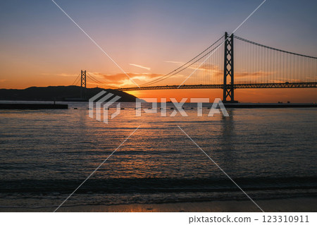 [Azur Maiko Beach] Akashi Kaikyo Bridge and a beautiful sunset 123310911