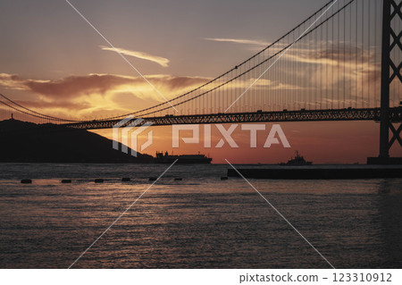 [Azur Maiko Beach] Akashi Kaikyo Bridge and a beautiful sunset 123310912