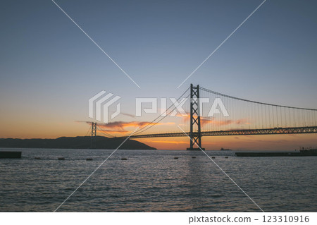 [Azur Maiko Beach] Akashi Kaikyo Bridge and a beautiful sunset 123310916
