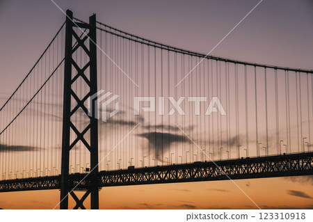 [Azur Maiko Beach] Akashi Kaikyo Bridge and a beautiful sunset 123310918