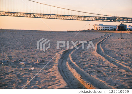 [Azur Maiko Beach] Tire marks on the beach 123310969