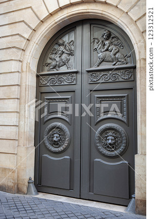 Facade of a stylish Parisian house 123312521