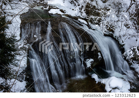 積雪覆蓋的赤山大瀧 123312623