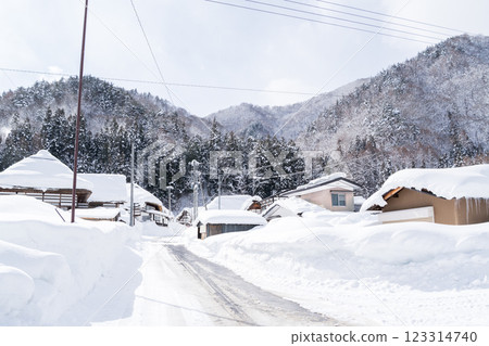 [Maezawa Magariya Village] A mountain village where snow remains in the afternoon 123314740