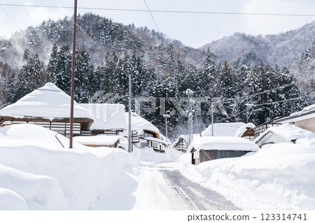 [Maezawa Magariya Village] A mountain village where snow remains in the afternoon 123314741