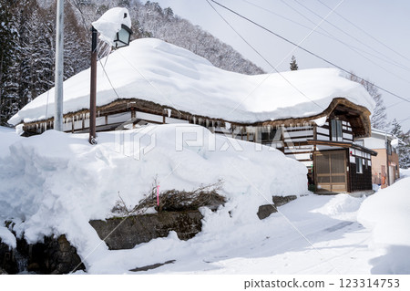【前澤曲屋村】午後仍殘留積雪的山村 123314753