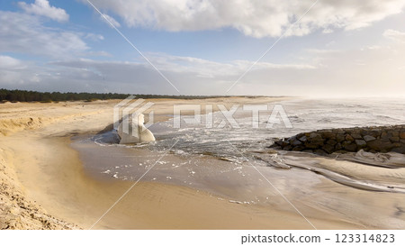 The sea rises to the seafront of Furadouro in Ovar 123314823