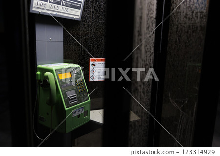 隆冬時的公用電話 123314929