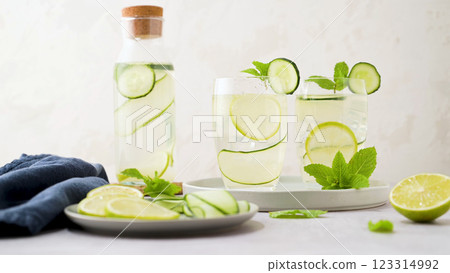 Water flavored with lemon 123314992