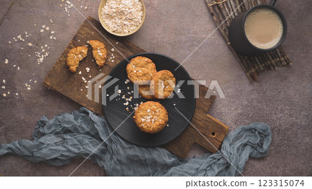 Homemade oatmeal raisin cookies 123315074