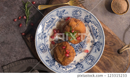 Rabanadas poveiras with sugar and cinnamon 123315233
