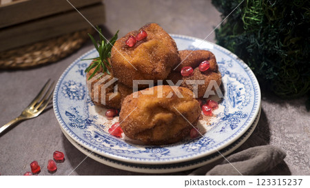 Rabanadas poveiras with sugar and cinnamon 123315237