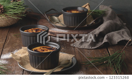 Bowls with Creme brulee Bowls with Creme brulee 123315268