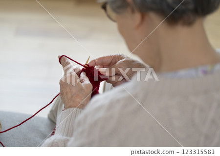 一位高級婦女編織的手 123315581