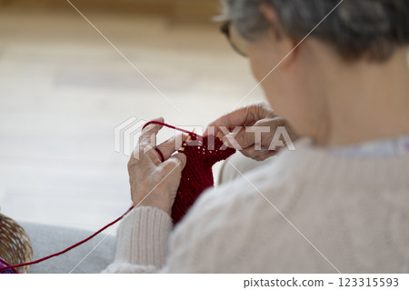 Hands of a senior woman knitting 123315593