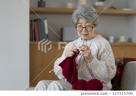 A woman in her 80s knitting 123315700