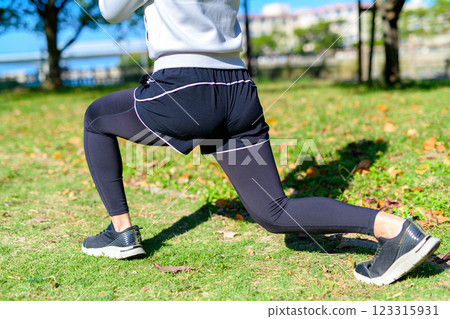 年輕女子在綠地中訓練下半身：弓箭步、分腿蹲、自我提升、節食 123315931
