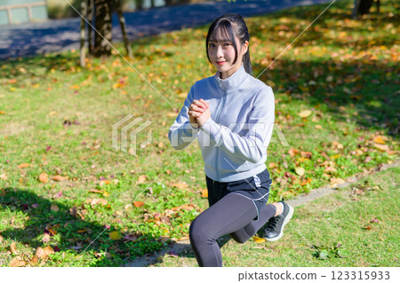 年輕女子在綠地上訓練下半身：弓箭步、深蹲、自我提升、節食 123315933