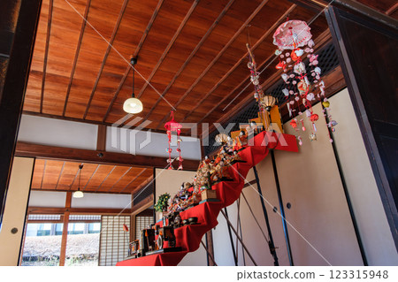 坐著的娃娃 123315948