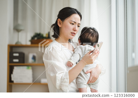 A woman searching on her smartphone because her baby is sick 123316000