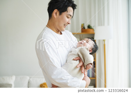 爸爸抱著0歲的嬰兒 123316024