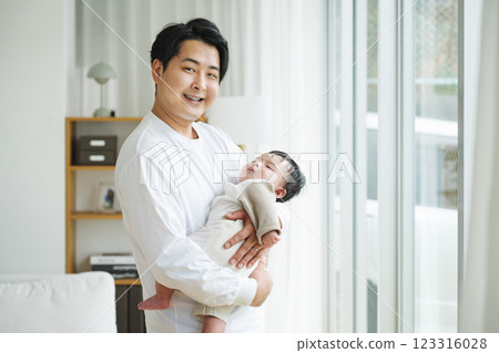 Dad holding a 0-year-old baby Dad holding a 0-year-old baby 123316028