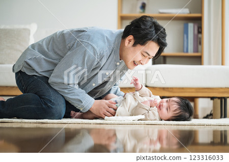 爸爸幫寶寶換尿布 123316033
