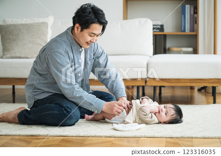 爸爸幫寶寶換尿布 123316035