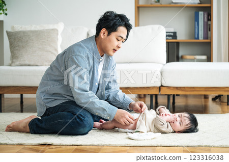 爸爸幫寶寶換尿布 123316038