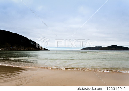 Sunset views of a quiet beach in Galicia 123316041