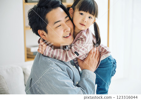 爸爸和女兒的肖像 123316044
