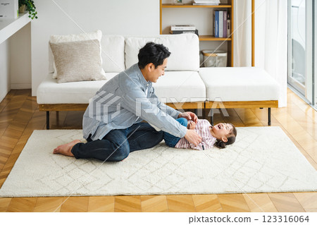 爸爸在家裡的客廳陪女兒玩耍 123316064
