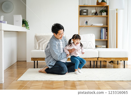 爸爸在家裡的客廳陪女兒玩耍 爸爸在家裡的客廳陪女兒玩耍 123316065