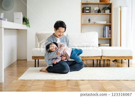 爸爸在家裡的客廳陪女兒玩耍 123316067