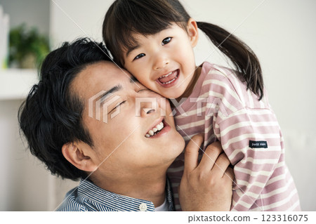 Daddy and daughter portrait Daddy and daughter portrait 123316075