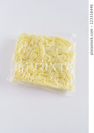 獨立包裝的炒麵圖片 123316446