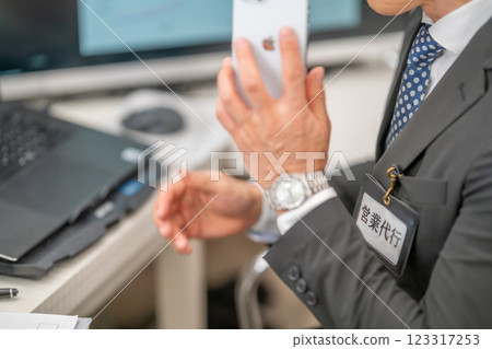 A man working as a sales agent 123317253