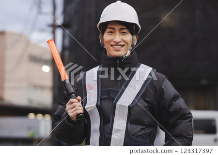 一名年輕男子指揮交通 123317397