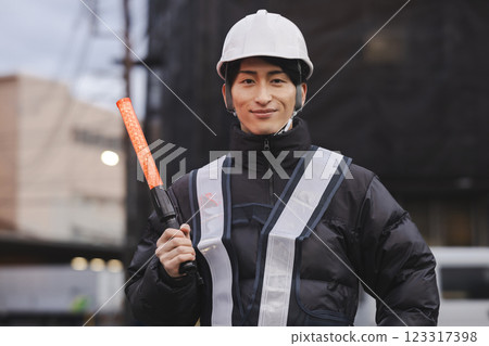 一名年輕男子指揮交通 123317398