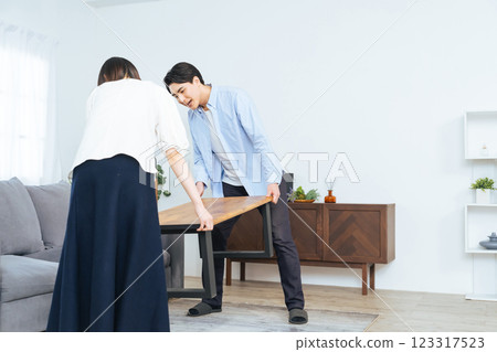 夫妻搬家具 123317523