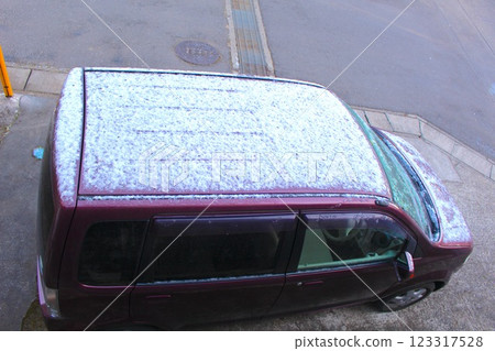 Car with snow on the roof Car with snow on the roof 123317528