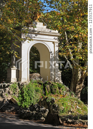 Garden arch 123317911
