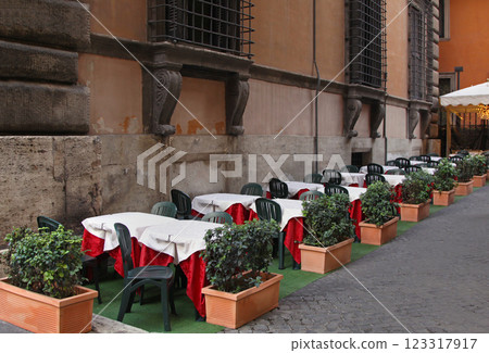 Street cafe 123317917