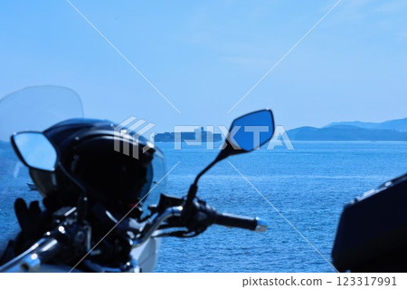 當我騎摩托車旅行時，我發現自己正盯著一艘漂浮在海上的貨船。 123317991