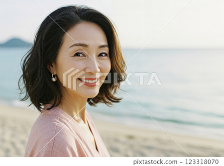Beautiful senior woman smiling on the beach (AI-generated image) 123318070