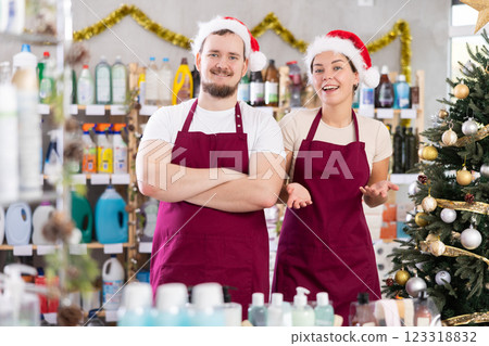 Friendly sellers in Santa hats inviting to household goods store 123318832