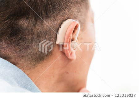 配戴助聽器的成熟男人 配戴助聽器的成熟男人 123319027